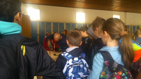 26 Septembre 2013 - L'artiste a quitté son costume - Le travail est une chose sérieuse qui nécessite le bleu © Véronique BOURGOIN