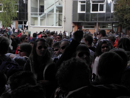 16 Octobre 2013 - A la récréation, les élèves sortent et se ruent sur l'atelier enfin ouvert! © Patrice FERRASSE