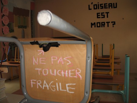 13 Octobre 2013 - L'installation cachée sous la chaise du surveillant éveille un chant d'oiseau dès que ce dernier bouge les jambes: "Ne bougez plus!..." © Patrice FERRASSE